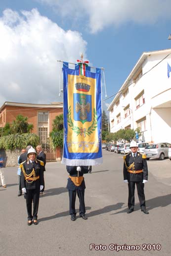 Il Gonfaloniere e gli agenti della Polizia Locale in grande uniforme.
